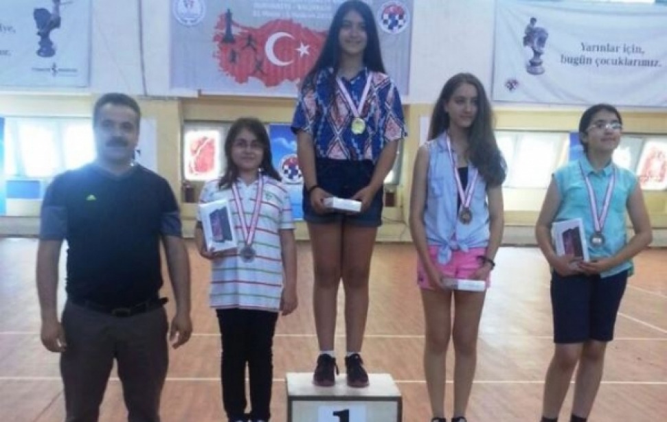 Şerife Ecenaz Ören 2015 Türkiye Okullar Satranç Şampiyonasında 2. oldu.