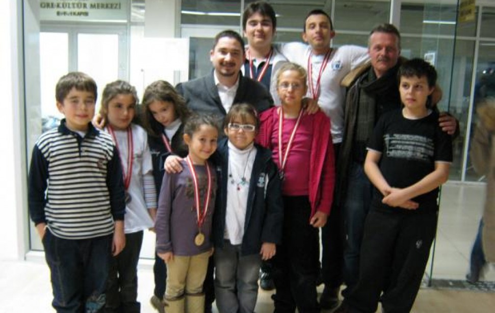 2013 Bursa Yaş Gurupları Satranç Şampiyonasında öğrencilerimiz yeni yıl hediyesi verdi.